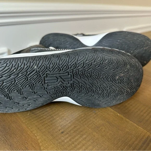 Nike size 5 Kyrie Flytrap V 5 Black White Cool Grey Volt Youth Kids Boys size 5 - Picture 10 of 12